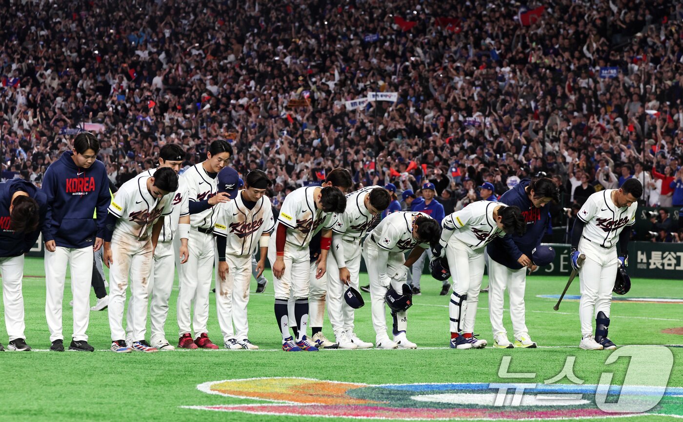 본문 이미지 - 8일 일본 도쿄돔에서 열린 2026 월드베이스볼클래식 조별리그 C조 대한민국과 대만의 경기. 연장 접전 끝에 대만에 5대 4로 패배한 한국 선수들이 관중석을 향해 인사하고 있다. 2026.3.8 ⓒ 뉴스1 구윤성 기자