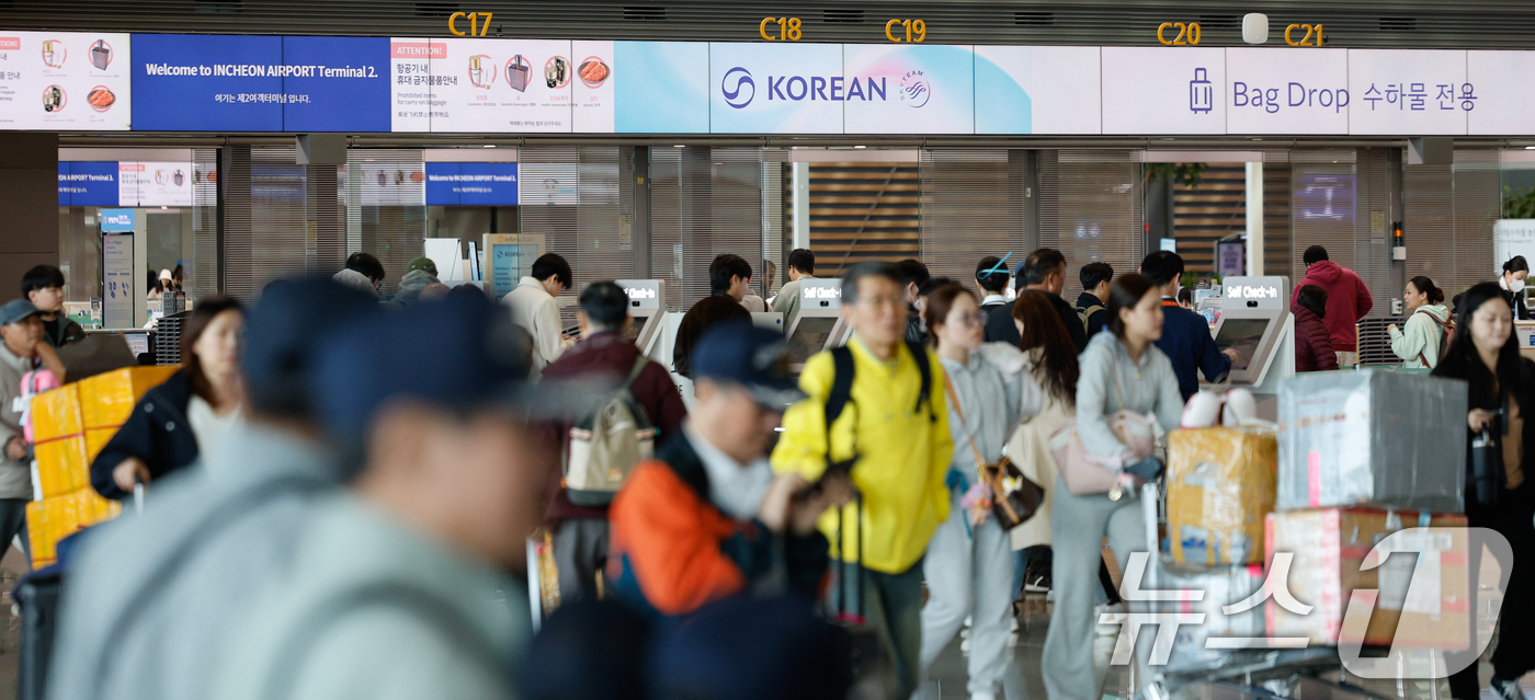 (인천공항=뉴스1) 안은나 기자 = 8일 인천국제공항 2터미널에서 여행객들이 이동하고 있다.미국·이스라엘과 이란의 무력 충돌로 중동 하늘길이 막힌 가운데 대한항공은 오는 15일까지 …