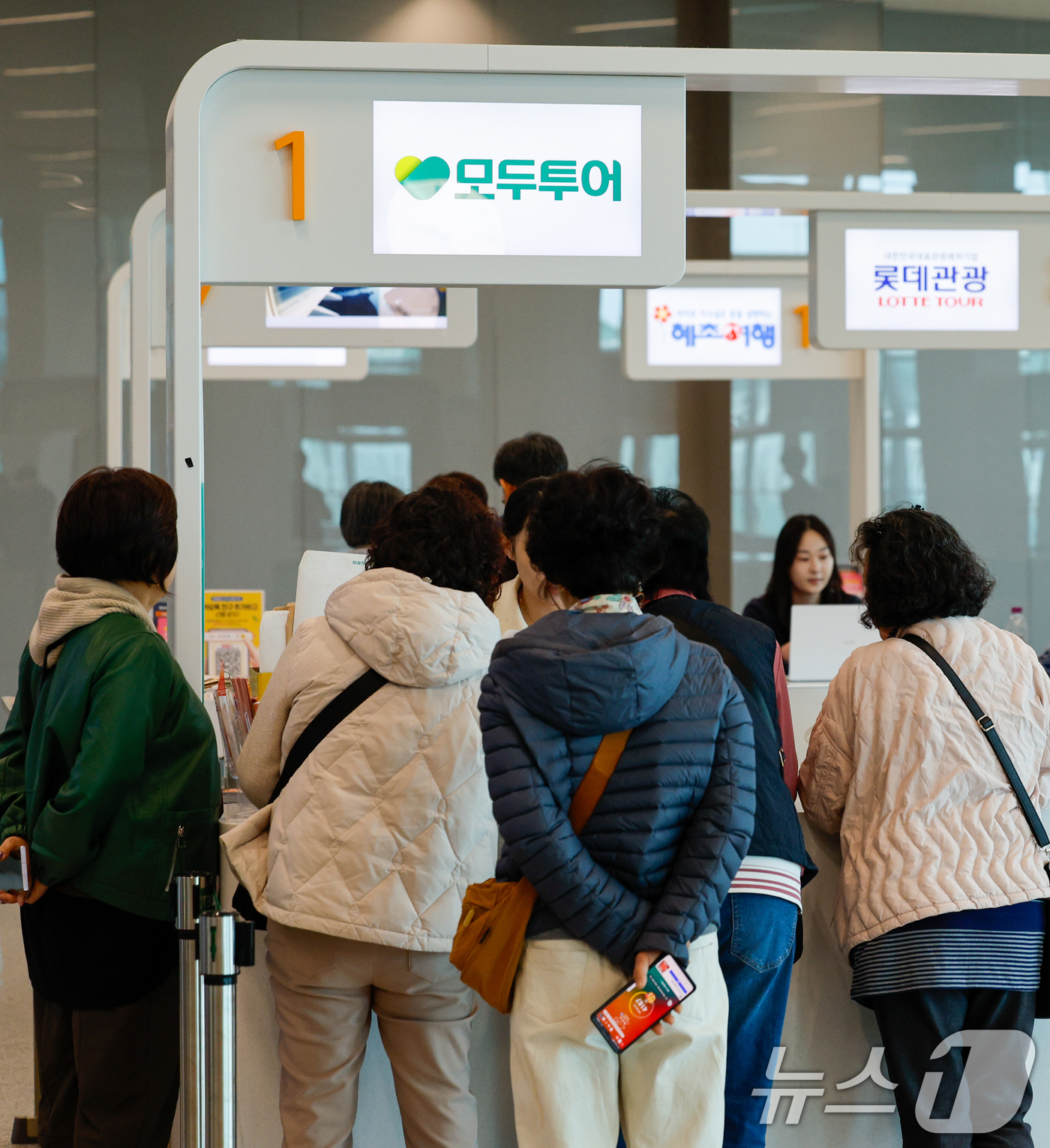 (인천공항=뉴스1) 안은나 기자 = 8일 인천국제공항 2터미널 여행사 카운터에서 여행객들이 안내를 받고 있다.중동 상황이 격화되면서 하나투어, 모두투어 등 국내 주요 여행사들이 중 …