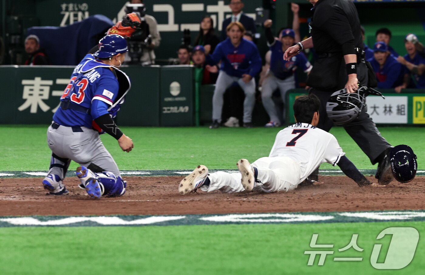 본문 이미지 - 8일 일본 도쿄돔에서 열린 2026 WBC 조별리그 C조 3차전 대한민국과 대만의 경기. 연장 10회말 1사 3루 대한민국 김혜성의 타구 때 3루 주자 김주원이 홈에서 태그아웃되고 있다. 2026.3.8 ⓒ 뉴스1 구윤성 기자