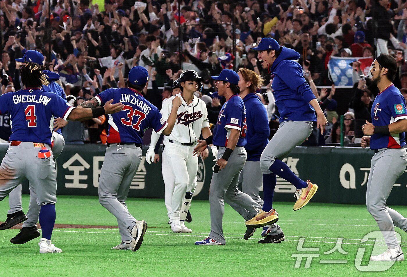 본문 이미지 - 8일 일본 도쿄돔에서 열린 2026 월드베이스볼클래식 조별리그 C조 대한민국과 대만의 경기. 연장 접전 끝에 대만에 5대 4로 패배한 대한민국의 김도영이 아쉬워하고 있다. 2026.3.8 ⓒ 뉴스1 구윤성 기자