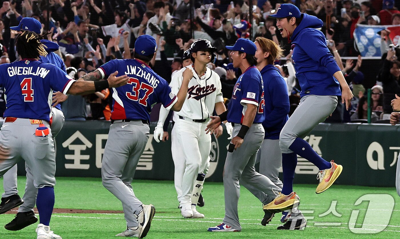본문 이미지 - 8일 일본 도쿄돔에서 열린 2026 월드베이스볼클래식 조별리그 C조 대한민국과 대만의 경기. 연장 접전 끝에 대만에 5대 4로 패배한 대한민국의 김도영이 아쉬워하고 있다. 2026.3.8 ⓒ 뉴스1 구윤성 기자