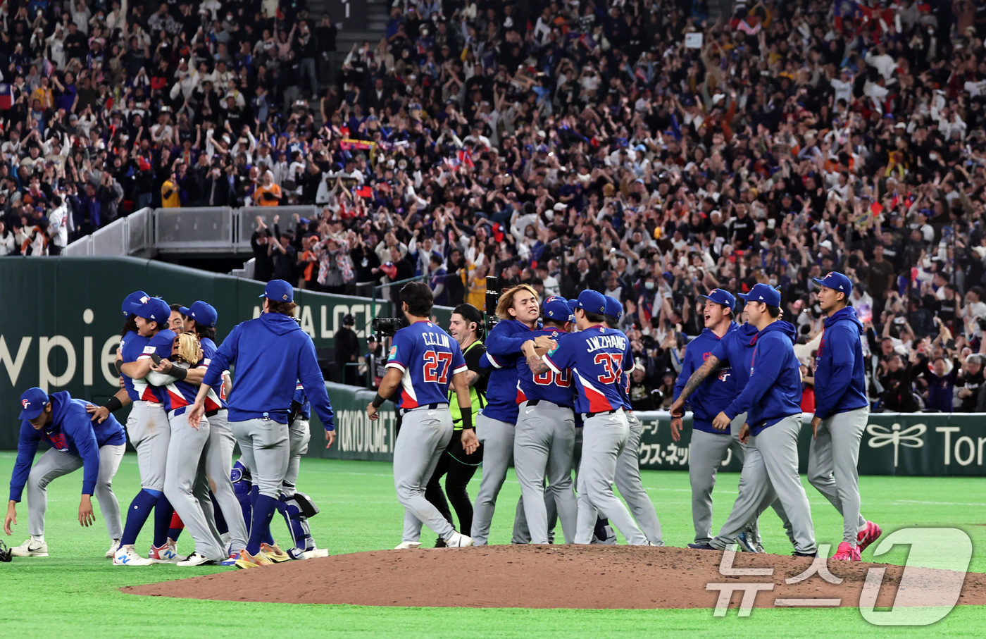 (도쿄=뉴스1) 구윤성 기자 = 8일 일본 도쿄돔에서 열린 2026 월드베이스볼클래식 조별리그 C조 대한민국과 대만의 경기. 연장 접전 끝에 5-4 승리를 거둔 대만 선수들이 기쁨 …