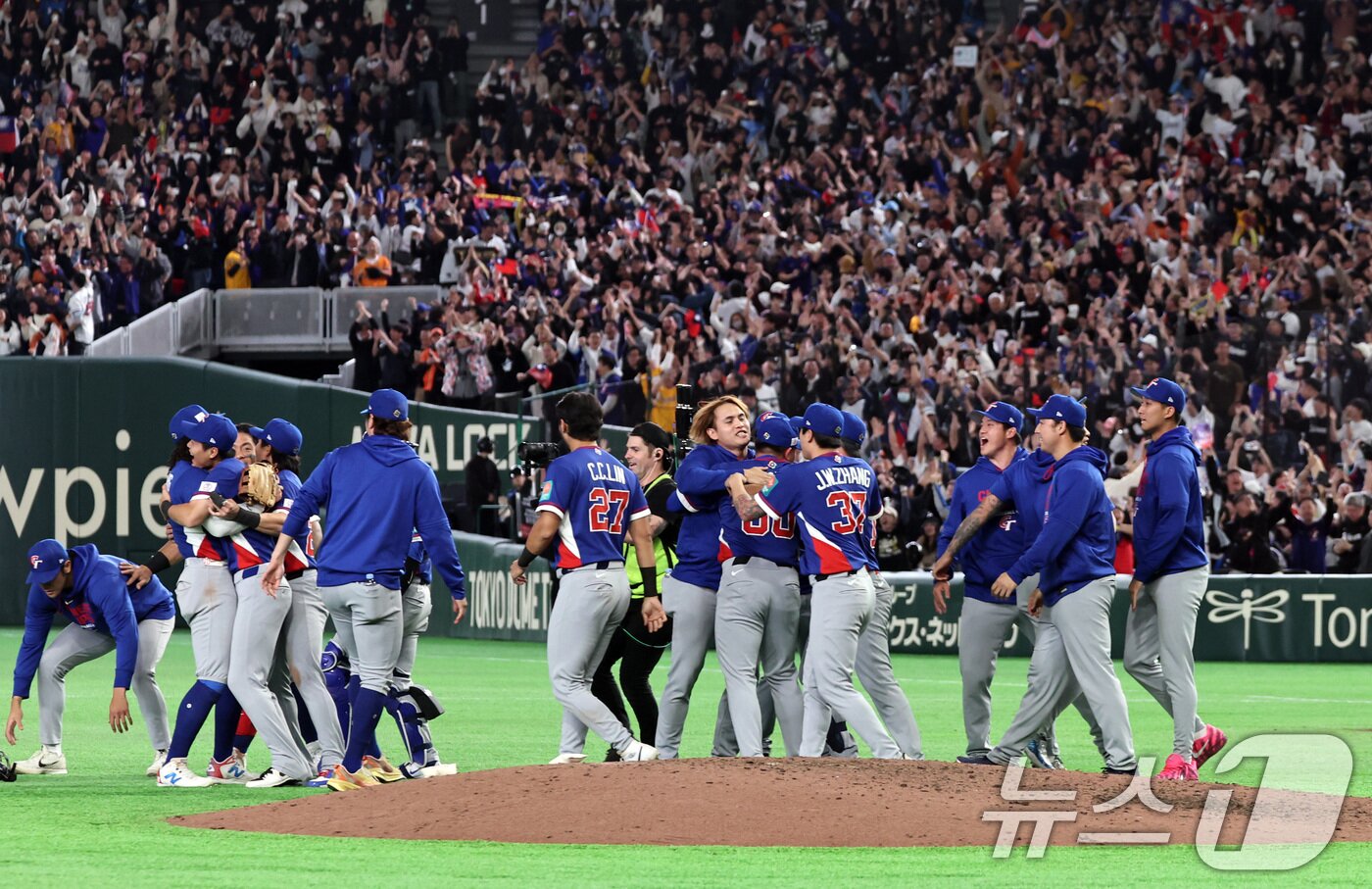 본문 이미지 - 8일 일본 도쿄돔에서 열린 2026 월드베이스볼클래식 조별리그 C조 대한민국과 대만의 경기. 연장 접전 끝에 5-4 승리를 거둔 대만 선수들이 기쁨을 나누고 있다. 2026.3.8 ⓒ 뉴스1 구윤성 기자