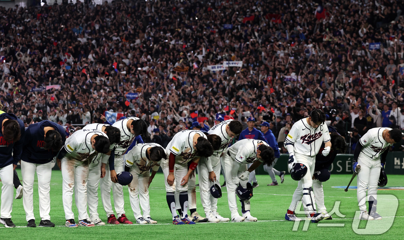 (도쿄=뉴스1) 구윤성 기자 = 8일 일본 도쿄돔에서 열린 2026 월드베이스볼클래식 조별리그 C조 대한민국과 대만의 경기. 연장 접전 끝에 대만에 5대4로 패배한 대한민국 선수들 …