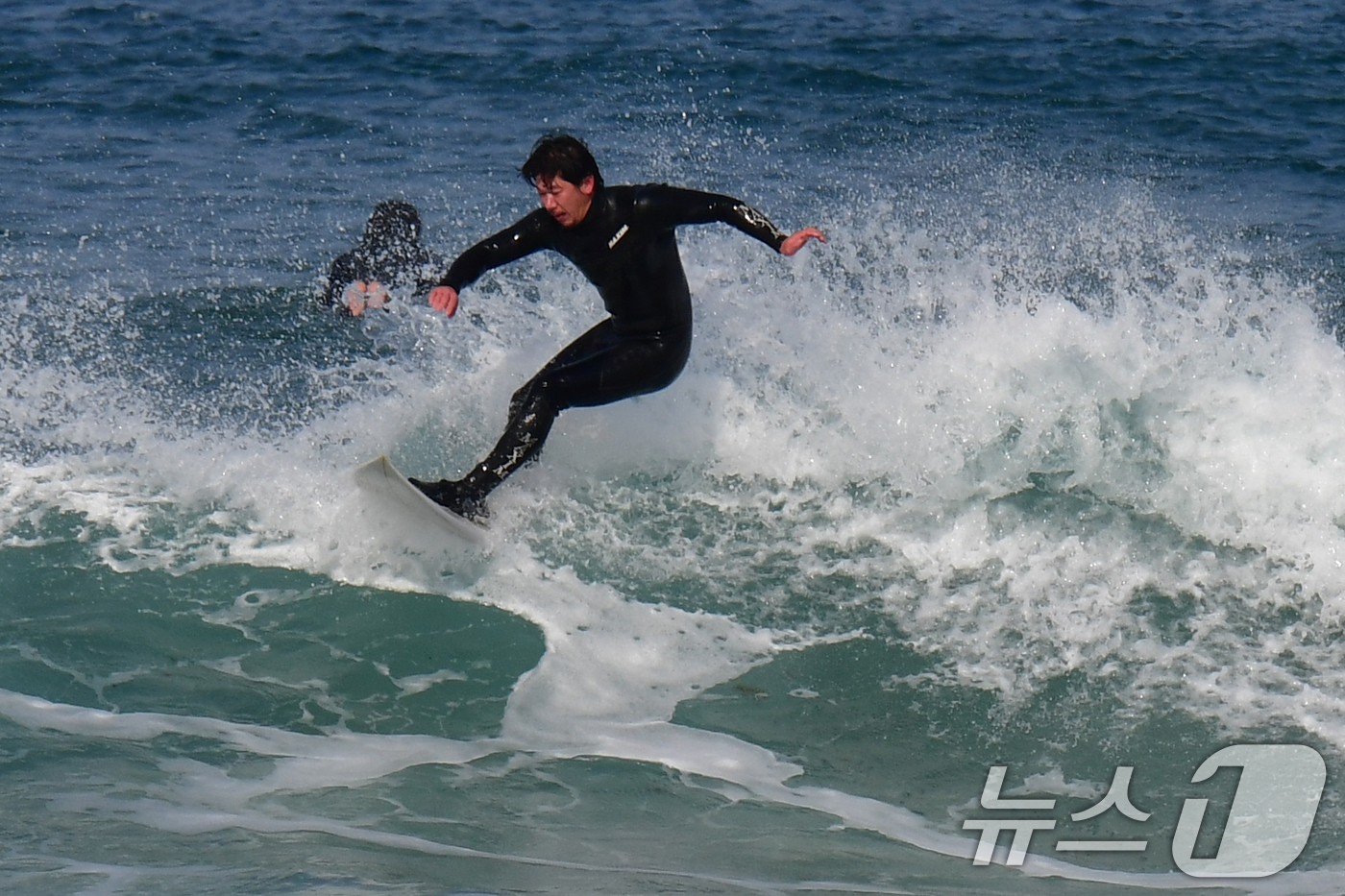 (포항=뉴스1) 최창호 기자 = 8일 경북 포항시 북구 흥해읍 용한리 해수욕장에서 서퍼들이 봄 파도를 타고 있다. 2026.3.8/뉴스1