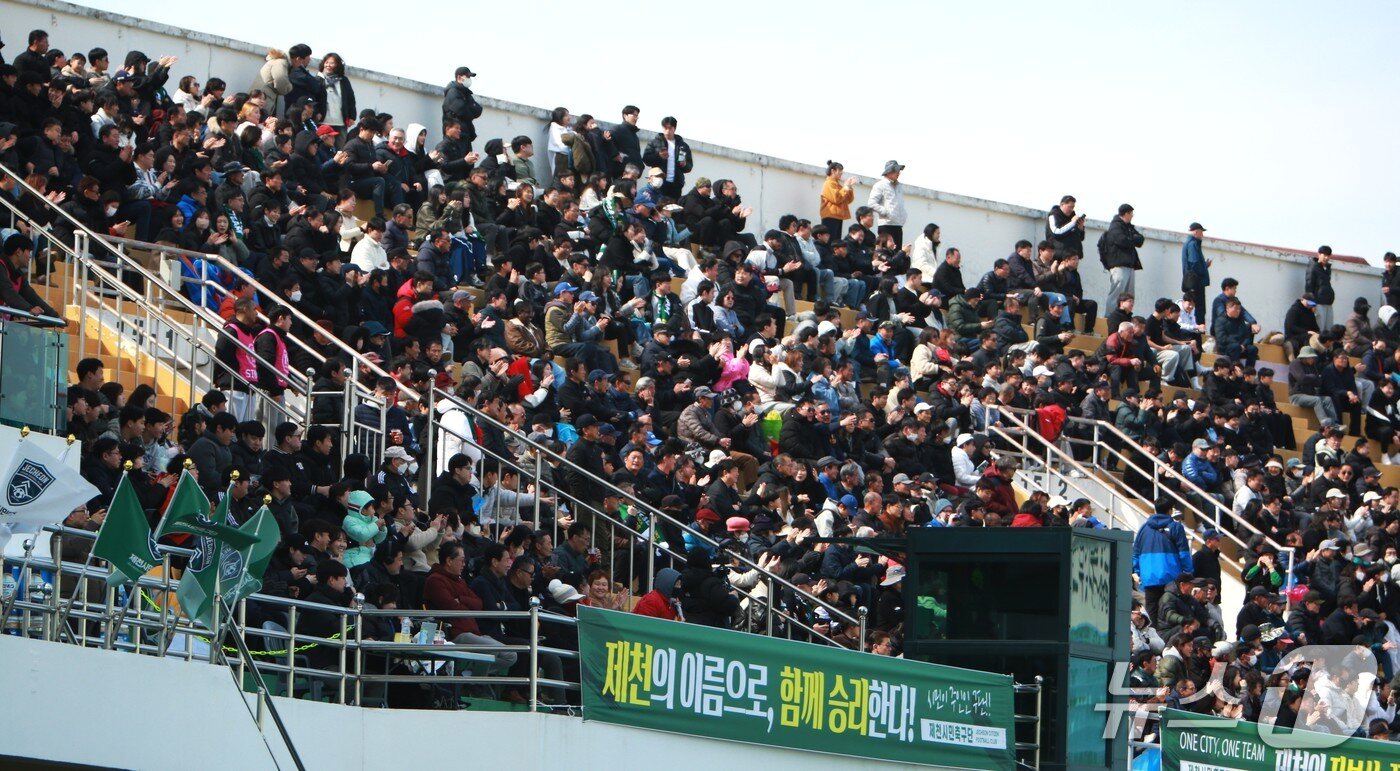 본문 이미지 - 수천 명의 제천시민들이 제천종합운동을 찾아 응원전을 펼쳤다. 2026.3.8/뉴스1 손도언 기자 