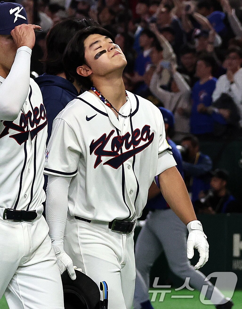 본문 이미지 - 8일 일본 도쿄돔에서 열린 2026 WBC 조별리그 C조 3차전 대한민국과 대만의 경기. 연장 10회말 4-5로 패한 한국의 김도영이 아쉬움을 삼키며 그라운드를 나서고 있다. 2026.3.8 ⓒ 뉴스1 구윤성 기자