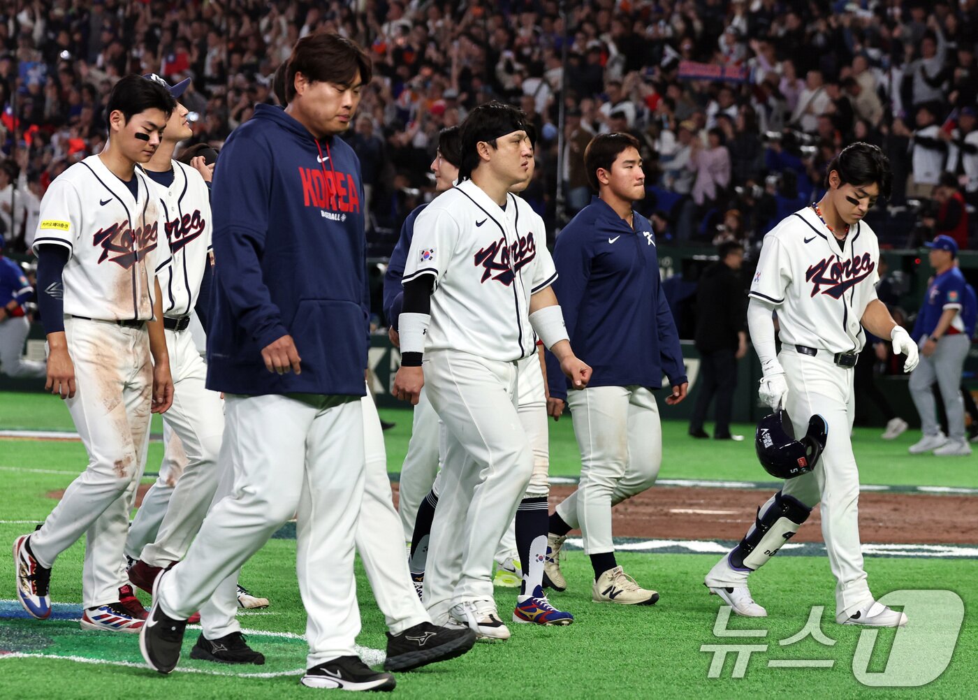 본문 이미지 - 8일 일본 도쿄돔에서 열린 2026 WBC 조별리그 C조 3차전 대한민국과 대만의 경기. 김도영, 김주원, 류현진 등 대만에 연장 10회말 4-5로 패한 한국 선수들이 아쉬움을 삼키며 그라운드를 나서고 있다. 2026.3.8 ⓒ 뉴스1 구윤성 기자