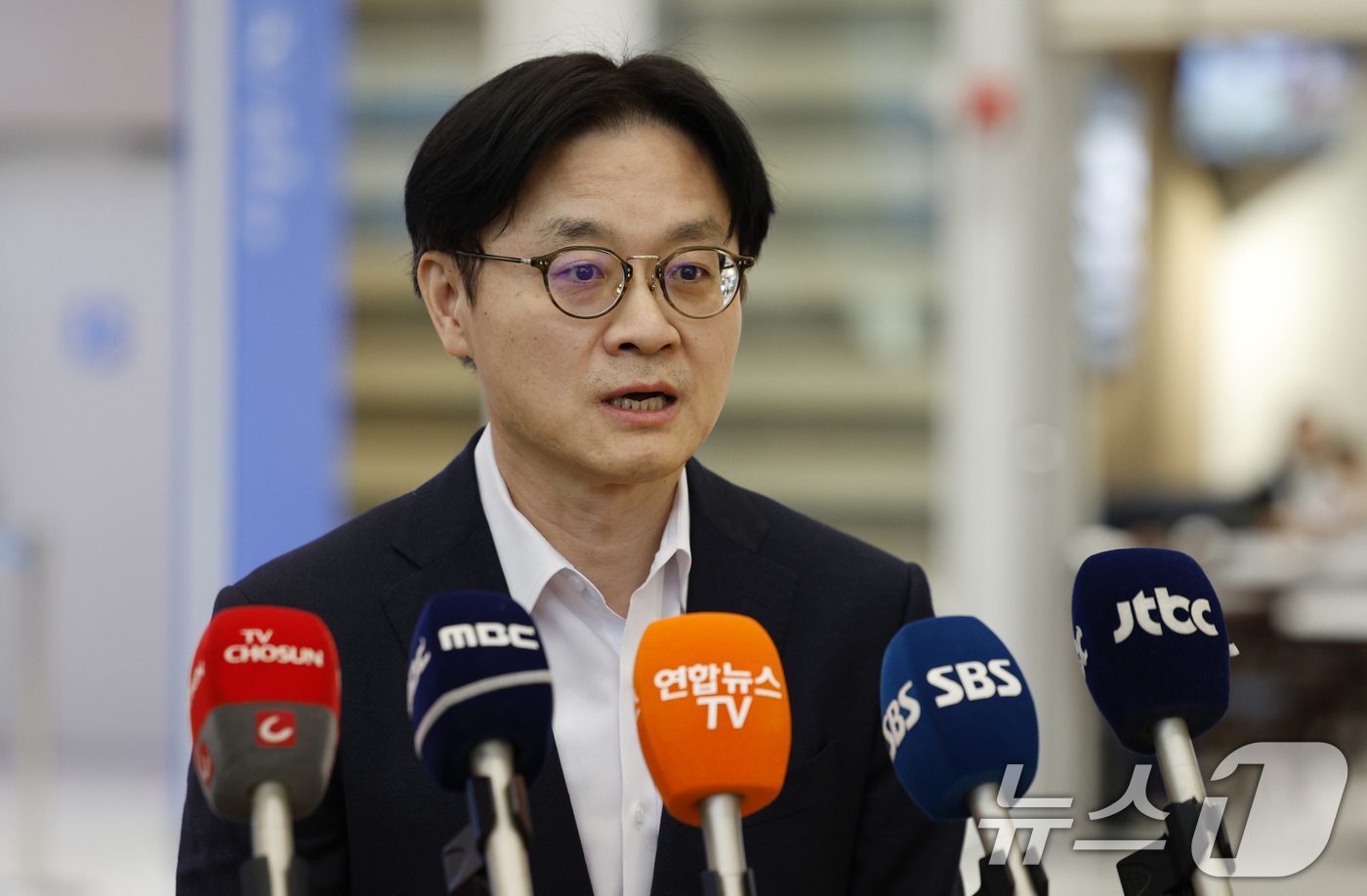 (인천공항=뉴스1) 안은나 기자 = 김정관 산업통상부 장관이 대미 통상현안 협의를 마치고 8일 오후 인천국제공항 2터미널을 통해 귀국, 취재진 질문에 답하고 있다. 2026.3.8 …