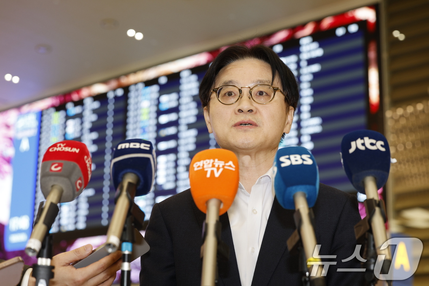 (인천공항=뉴스1) 안은나 기자 = 김정관 산업통상부 장관이 대미 통상현안 협의를 마치고 8일 오후 인천국제공항 2터미널을 통해 귀국, 취재진 질문에 답하고 있다. 2026.3.8 …