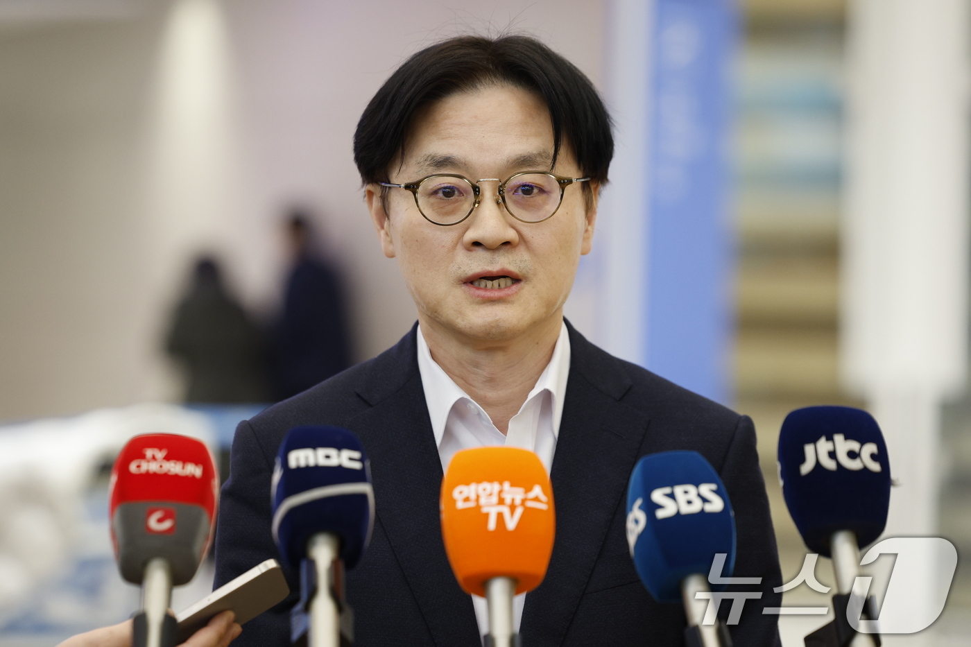 (인천공항=뉴스1) 안은나 기자 = 김정관 산업통상부 장관이 대미 통상현안 협의를 마치고 8일 오후 인천국제공항 2터미널을 통해 귀국, 취재진 질문에 답하고 있다. 2026.3.8 …