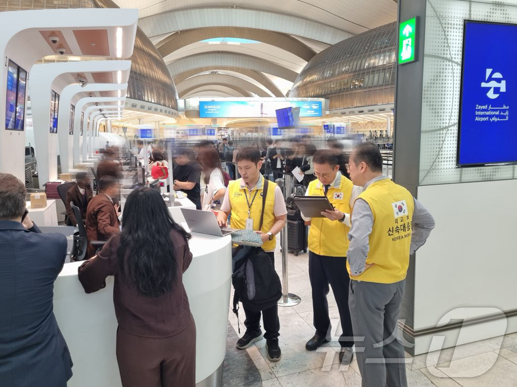 (서울=뉴스1) = '중동 상황' 장기화에 따른 항공편 취소·연기 등으로 조속히 귀국하기 어려웠던 우리 국민들이 8일(현지시간) 정부에서 마련한 전세기를 탑승하기 위해 아랍에미리트 …