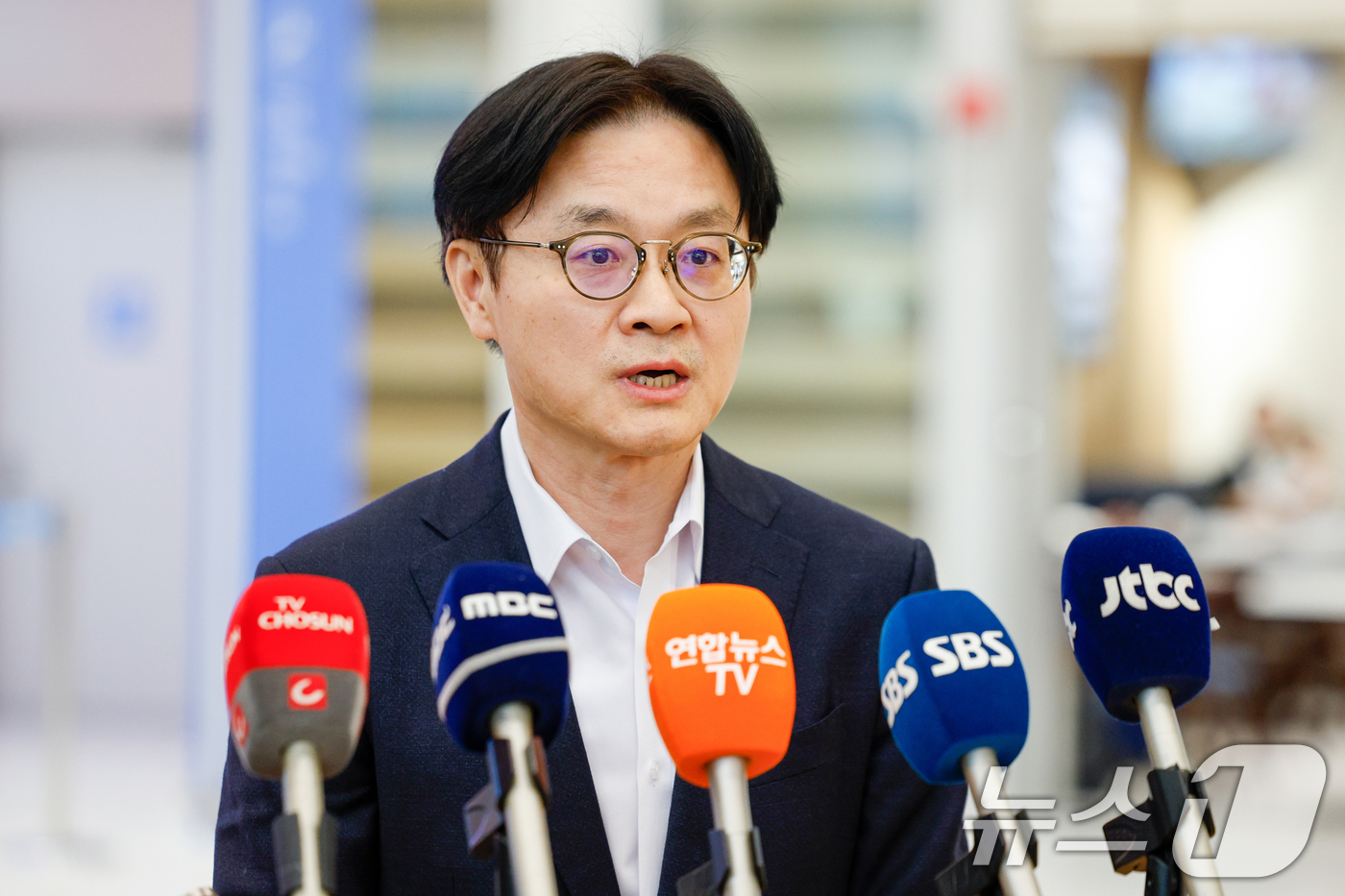 (인천공항=뉴스1) 안은나 기자 = 김정관 산업통상부 장관이 대미 통상현안 협의를 마치고 8일 오후 인천국제공항 2터미널을 통해 귀국, 취재진 질문에 답하고 있다. 2026.3.8 …