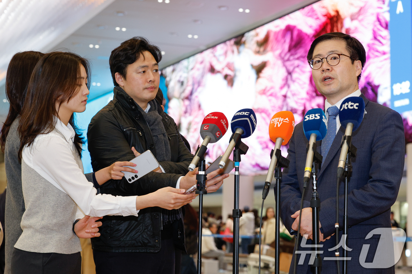 (인천공항=뉴스1) 안은나 기자 = 여한구 산업통상부 통상교섭본부장이 대미 통상현안 협의를 마치고 8일 오후 인천국제공항 2터미널을 통해 귀국, 취재진의 질문에 답하고 있다. 20 …