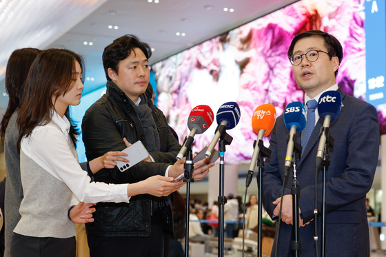 답변하는 여한구 본부장