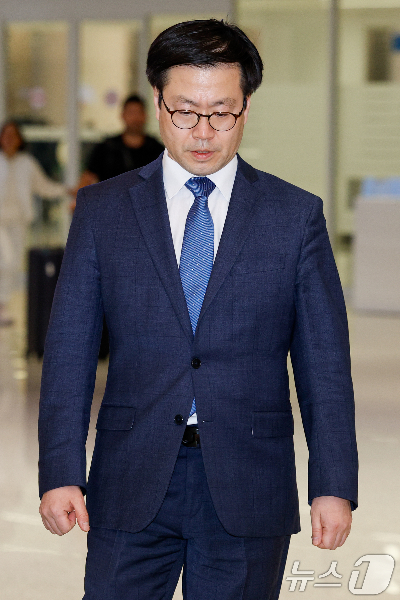 (인천공항=뉴스1) 안은나 기자 = 여한구 산업통상부 통상교섭본부장이 대미 통상현안 협의를 마치고 8일 오후 인천국제공항 2터미널을 통해 귀국하고 있다. 2026.3.8/뉴스1