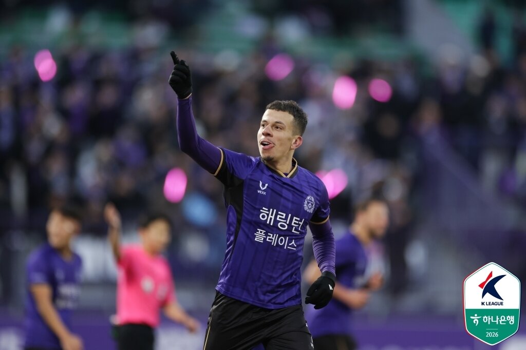 본문 이미지 - FC안양의 마테우스가 멀티골을 기록한 뒤 세리머니를 하고 있다. (한국프로축구연맹 제공)