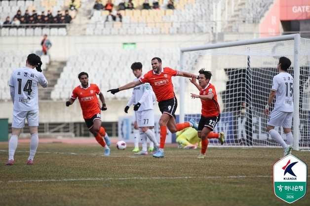 차두리의 화성, '신생팀' 김해 2-0 완파…페트로프 멀티골