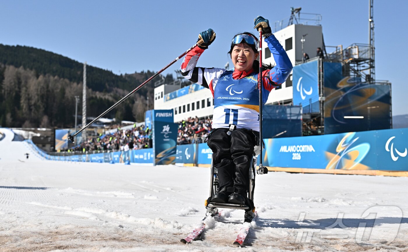 본문 이미지 - 바이애슬론 김윤지가 8일(현지시간) 이탈리아 테세로 크로스컨트리 스키 스타디움에서 열린 2026 밀라노·코르티나 동계패럴림픽 바이애슬론 여자 스프린트 좌식 12.5km 결선에서 금메달을 차지한 뒤 환호하고 있다. 2026.3.8 ⓒ 뉴스1 사진공동취재단