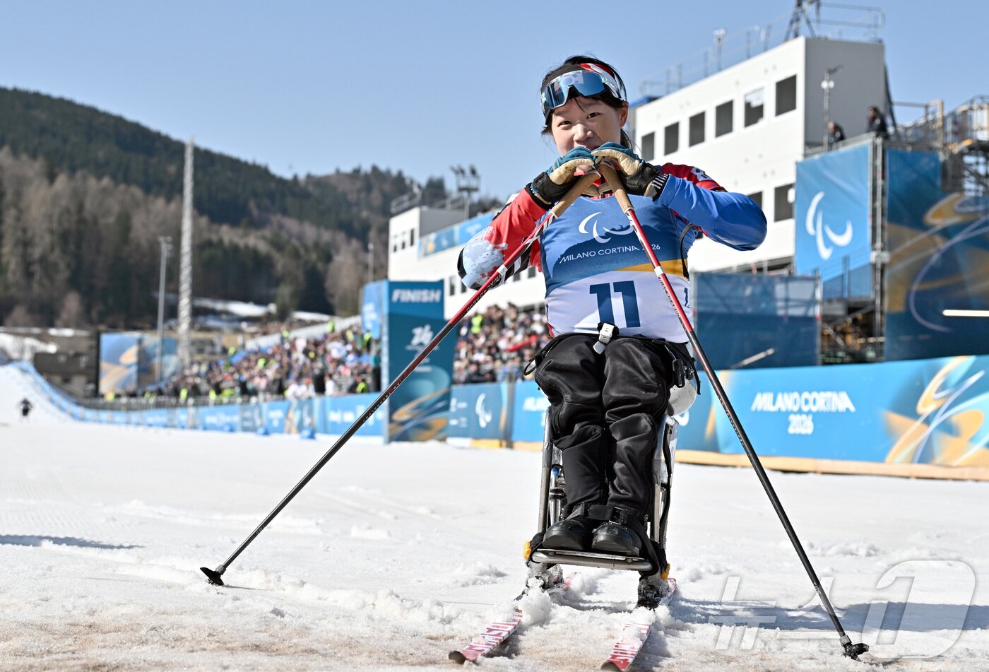 본문 이미지 - 바이애슬론 김윤지가 8일(현지시간) 이탈리아 테세로 크로스컨트리 스키 스타디움에서 열린 2026 밀라노·코르티나 동계패럴림픽 바이애슬론 여자 스프린트 좌식 12.5km 결선에서 금메달을 차지한 뒤 하트 포즈를 하고 있다. 2026.3.8 ⓒ 뉴스1 사진공동취재단
