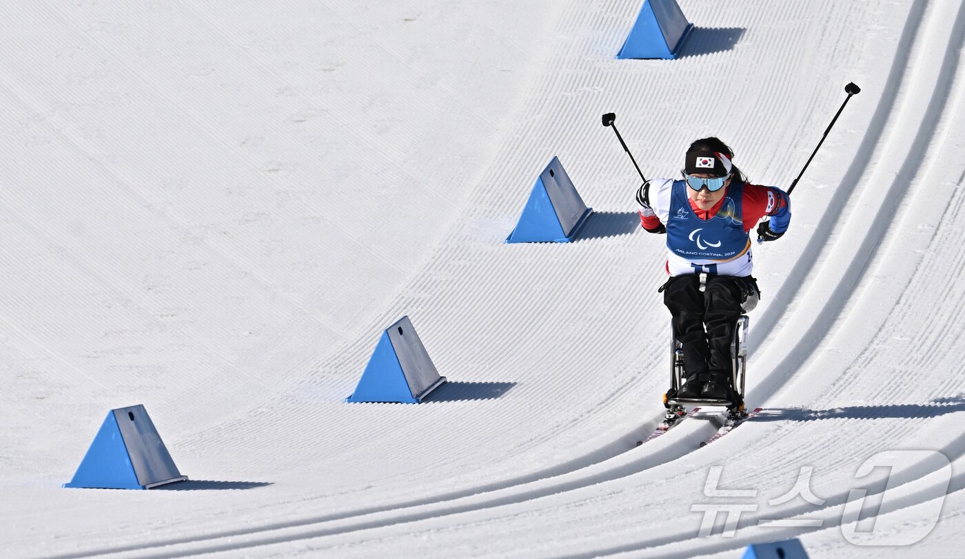 본문 이미지 - 바이애슬론 김윤지가 8일(현지시간) 이탈리아 테세로 크로스컨트리 스키 스타디움에서 열린 2026 밀라노·코르티나 동계패럴림픽 바이애슬론 여자 스프린트 좌식 12.5km 결선에서 질주하고 있다. 2026.3.8 ⓒ 뉴스1 사진공동취재단