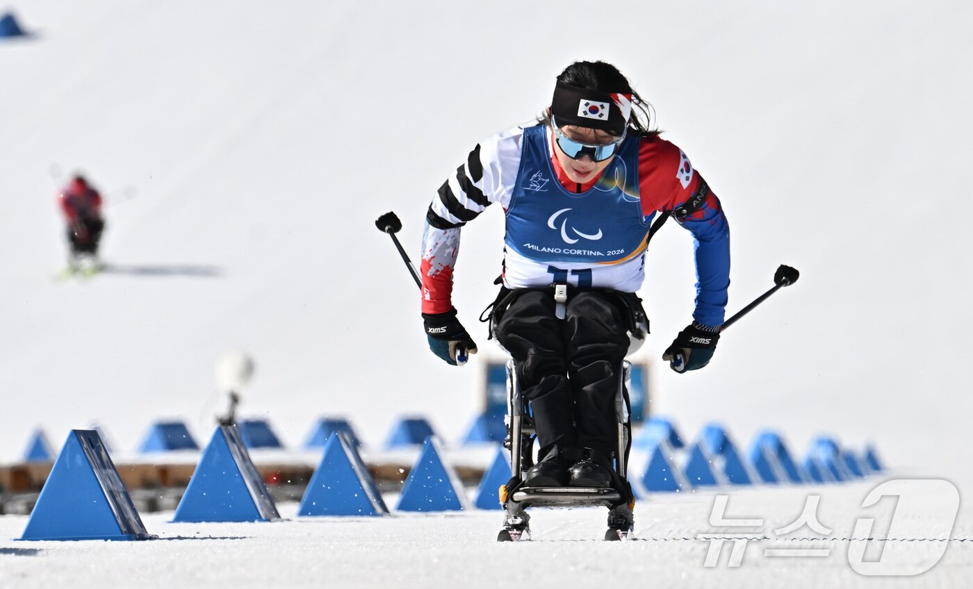 본문 이미지 - 바이애슬론 김윤지가 8일(현지시간) 이탈리아 테세로 크로스컨트리 스키 스타디움에서 열린 2026 밀라노·코르티나 동계패럴림픽 바이애슬론 여자 스프린트 좌식 12.5km 결선에서 질주하고 있다. 2026.3.8 ⓒ 뉴스1 사진공동취재단