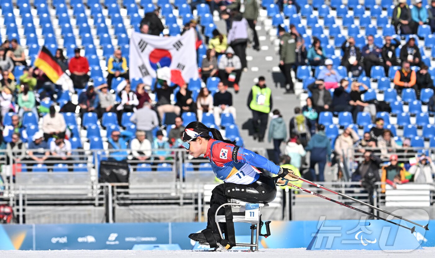 본문 이미지 - 바이애슬론 김윤지가 8일(현지시간) 이탈리아 테세로 크로스컨트리 스키 스타디움에서 열린 2026 밀라노·코르티나 동계패럴림픽 바이애슬론 여자 스프린트 좌식 12.5km 결선에서 역주하고 있다. 2026.3.8 ⓒ 뉴스1 사진공동취재단