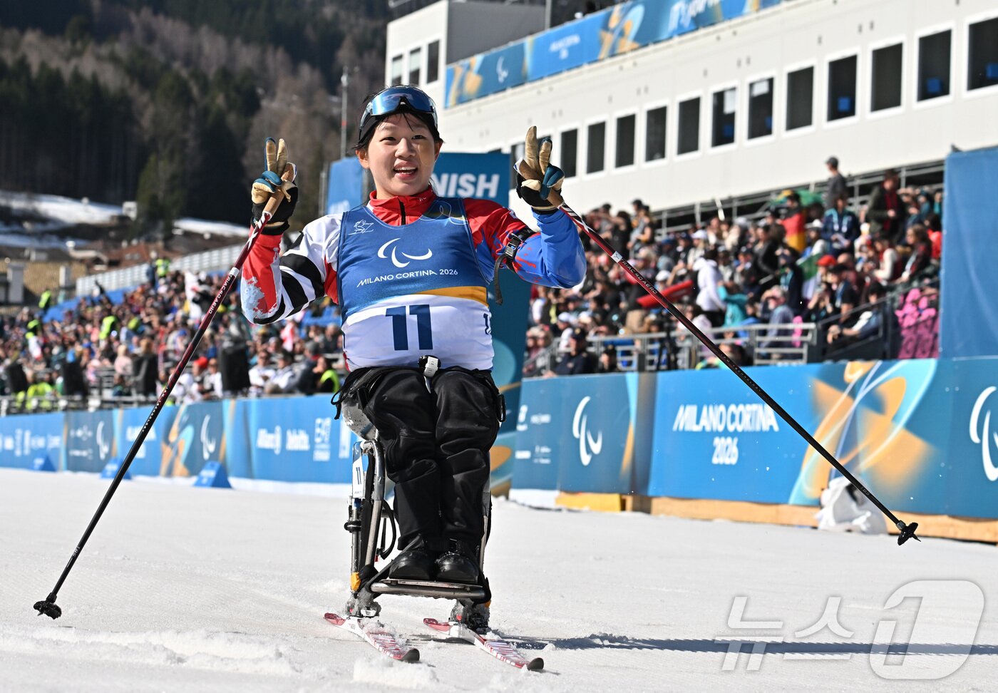 본문 이미지 - 바이애슬론 김윤지가 8일(현지시간) 이탈리아 테세로 크로스컨트리 스키 스타디움에서 열린 2026 밀라노·코르티나 동계패럴림픽 바이애슬론 여자 스프린트 좌식 12.5km 결선에서 결승선을 통과한 후 브이 포즈를 취하고 있다. 2026.3.8 ⓒ 뉴스1 사진공동취재단