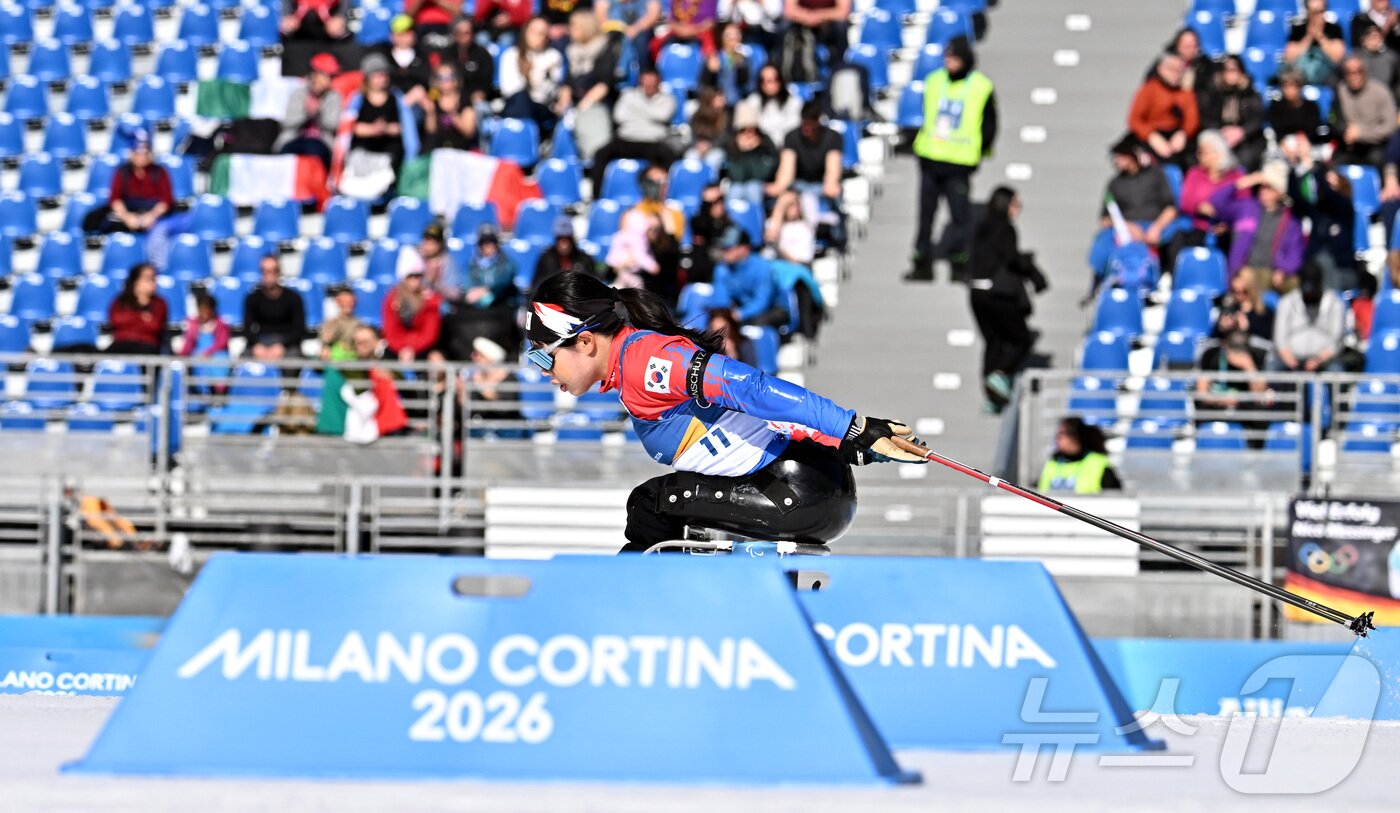 본문 이미지 - 바이애슬론 김윤지가 8일(현지시간) 이탈리아 테세로 크로스컨트리 스키 스타디움에서 열린 2026 밀라노·코르티나 동계패럴림픽 바이애슬론 여자 스프린트 좌식 12.5km 결선에서 질주하고 있다. 2026.3.8 ⓒ 뉴스1 사진공동취재단