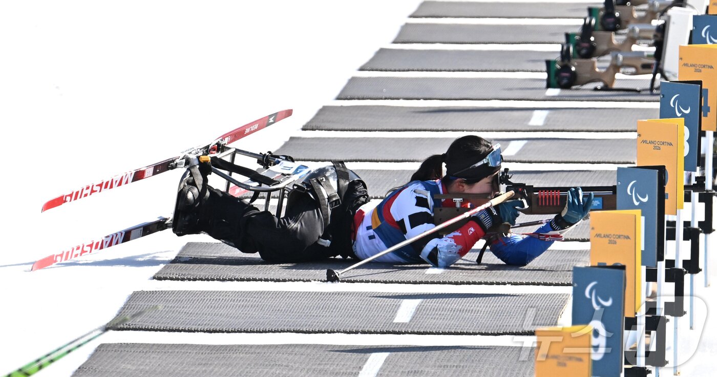 본문 이미지 - 바이애슬론 김윤지가 8일(현지시간) 이탈리아 테세로 크로스컨트리 스키 스타디움에서 열린 2026 밀라노·코르티나 동계패럴림픽 바이애슬론 여자 스프린트 좌식 12.5km 결선에서 사격을 하고 있다. 2026.3.8 ⓒ 뉴스1 사진공동취재단