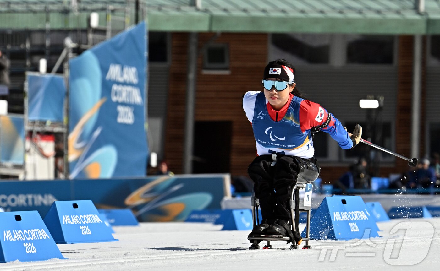 본문 이미지 - 바이애슬론 김윤지가 8일(현지시간) 이탈리아 테세로 크로스컨트리 스키 스타디움에서 열린 2026 밀라노·코르티나 동계패럴림픽 바이애슬론 여자 스프린트 좌식 12.5km 결선에서 질주하고 있다. 2026.3.8 ⓒ 뉴스1 사진공동취재단