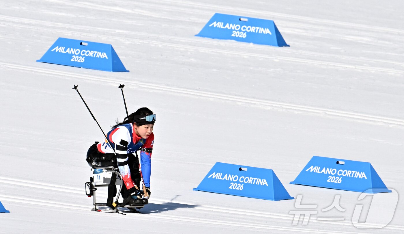 본문 이미지 - 바이애슬론 김윤지가 8일(현지시간) 이탈리아 테세로 크로스컨트리 스키 스타디움에서 열린 2026 밀라노·코르티나 동계패럴림픽 바이애슬론 여자 스프린트 좌식 12.5km 결선에서 질주하고 있다. 2026.3.8 ⓒ 뉴스1 사진공동취재단