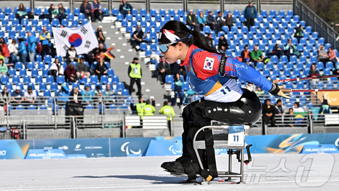 본문 이미지 - 바이애슬론 김윤지가 8일(현지시간) 이탈리아 테세로 크로스컨트리 스키 스타디움에서 열린 2026 밀라노·코르티나 동계패럴림픽 바이애슬론 여자 스프린트 좌식 12.5km 결선에서 질주하고 있다. 2026.3.8 ⓒ 뉴스1 사진공동취재단