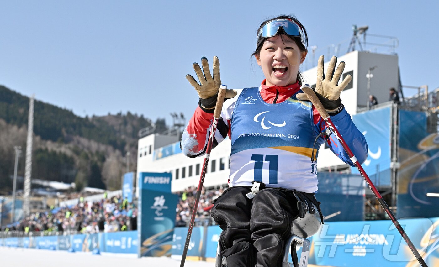 본문 이미지 - 바이애슬론 김윤지가 8일(현지시간) 이탈리아 테세로 크로스컨트리 스키 스타디움에서 열린 2026 밀라노·코르티나 동계패럴림픽 바이애슬론 여자 스프린트 좌식 12.5km 결선에서 금메달을 차지한 뒤 미소 짓고 있다. 2026.3.8 ⓒ 뉴스1 사진공동취재단