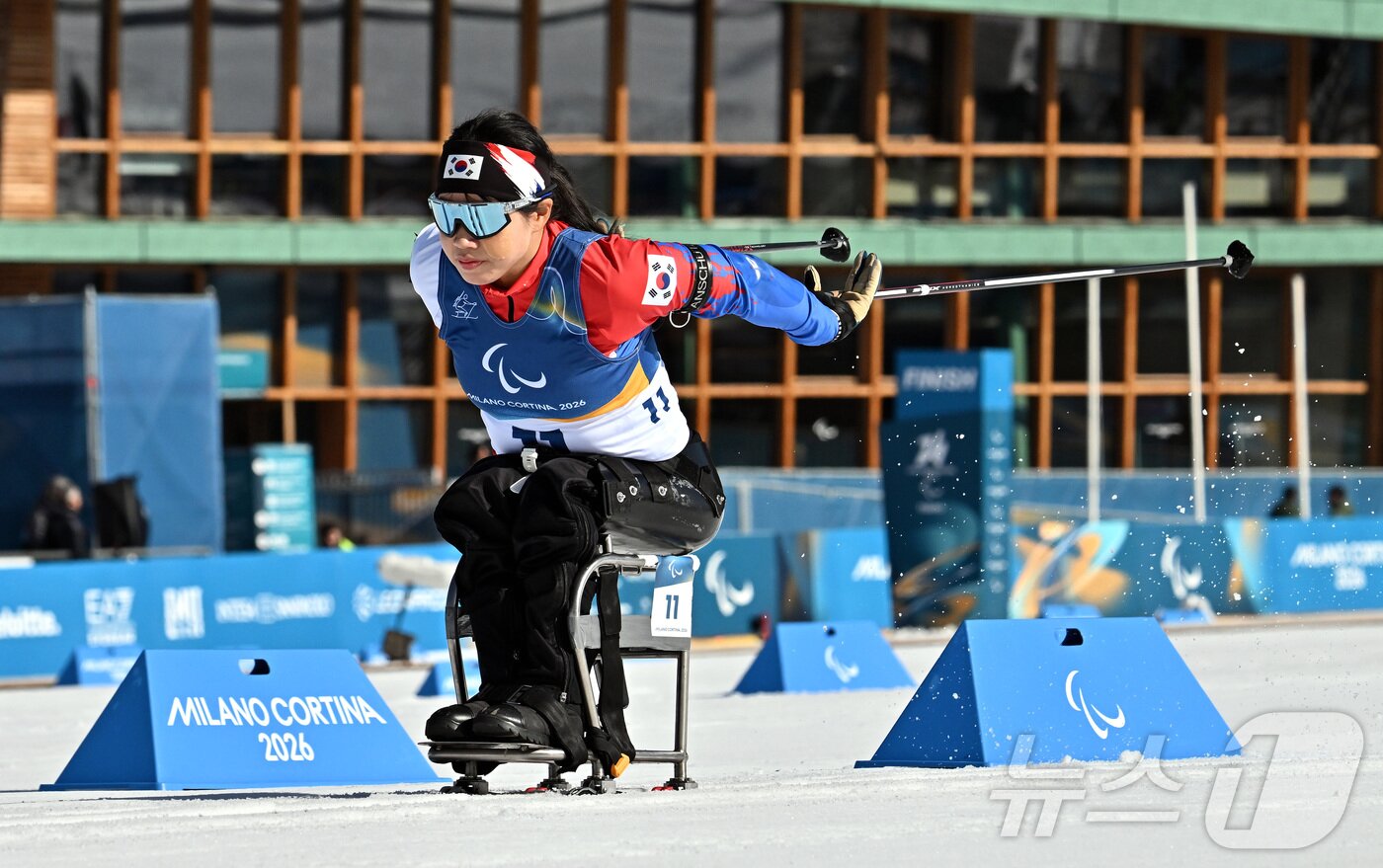 본문 이미지 - 바이애슬론 김윤지가 8일(현지시간) 이탈리아 테세로 크로스컨트리 스키 스타디움에서 열린 2026 밀라노·코르티나 동계패럴림픽 바이애슬론 여자 스프린트 좌식 12.5km 결선에서 질주하고 있다. 2026.3.8 ⓒ 뉴스1 사진공동취재단