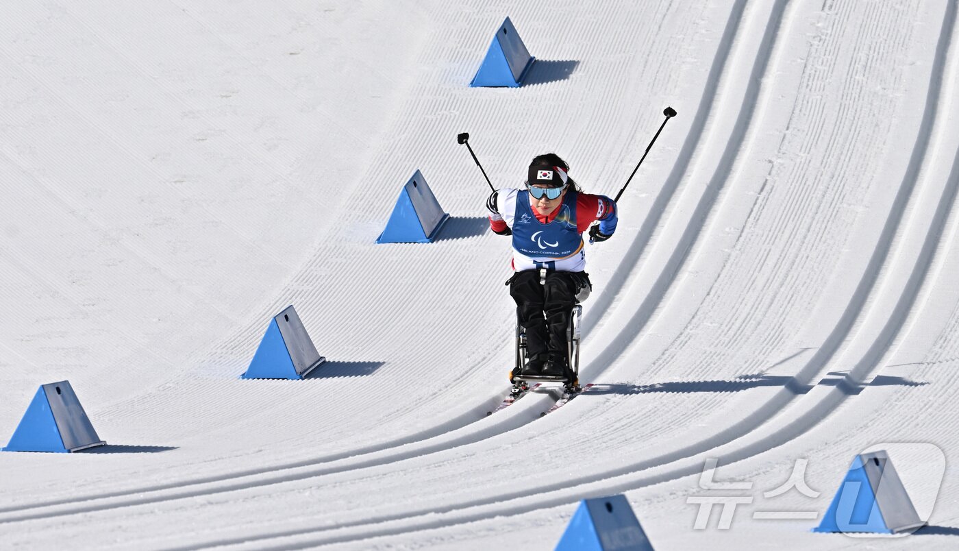 본문 이미지 - 바이애슬론 김윤지가 8일(현지시간) 이탈리아 테세로 크로스컨트리 스키 스타디움에서 열린 2026 밀라노·코르티나 동계패럴림픽 바이애슬론 여자 스프린트 좌식 12.5km 결선에서 질주하고 있다. 2026.3.8 ⓒ 뉴스1 사진공동취재단