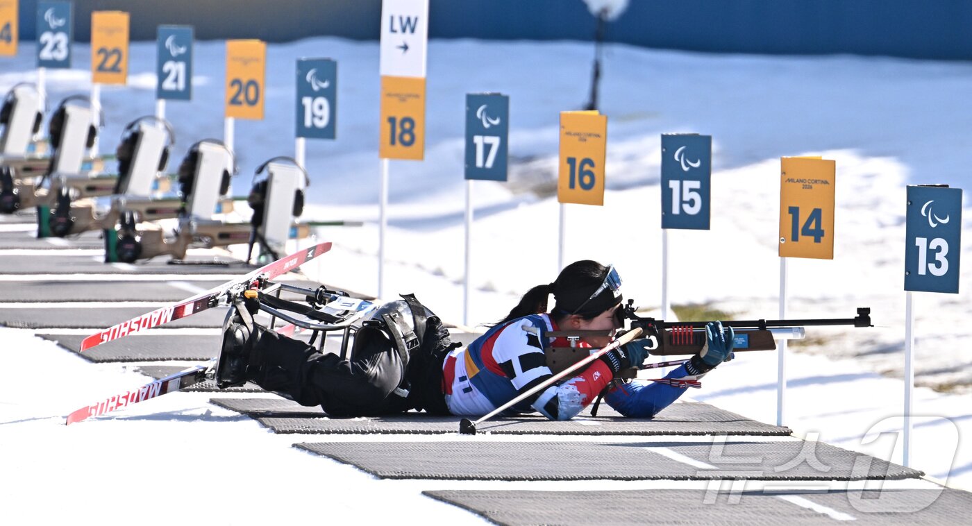 본문 이미지 - 바이애슬론 김윤지가 8일(현지시간) 이탈리아 테세로 크로스컨트리 스키 스타디움에서 열린 2026 밀라노·코르티나 동계패럴림픽 바이애슬론 여자 스프린트 좌식 12.5km 결선에서 사격을 하고 있다. 2026.3.8 ⓒ 뉴스1 사진공동취재단