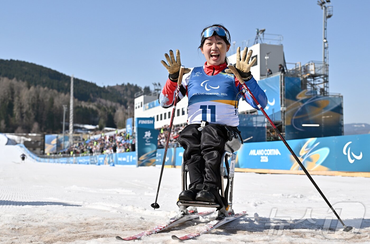 본문 이미지 - 바이애슬론 김윤지가 8일(현지시간) 이탈리아 테세로 크로스컨트리 스키 스타디움에서 열린 2026 밀라노·코르티나 동계패럴림픽 바이애슬론 여자 스프린트 좌식 12.5km 결선에서 금메달을 차지한 뒤 미소 짓고 있다. 2026.3.8 ⓒ 뉴스1 사진공동취재단