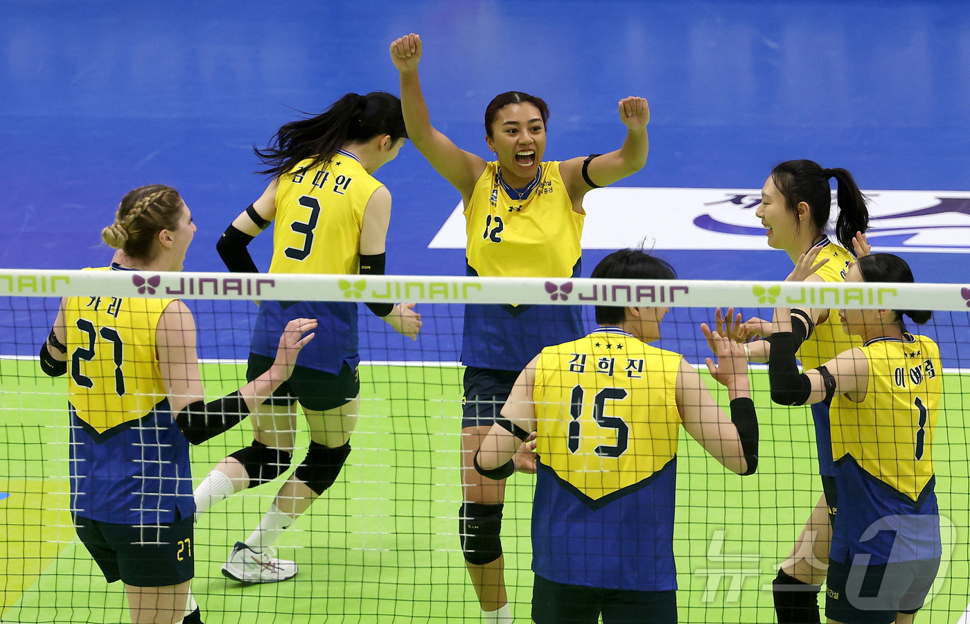 (서울=뉴스1) = 현대건설 선수들이 8일 수원실내체육관에서 열린 진에어 2025-26 V-리그 프로배구대회 현대건설과  페퍼저축은행과의 경기에서 득점을 올린 후 환호하고 있다. …