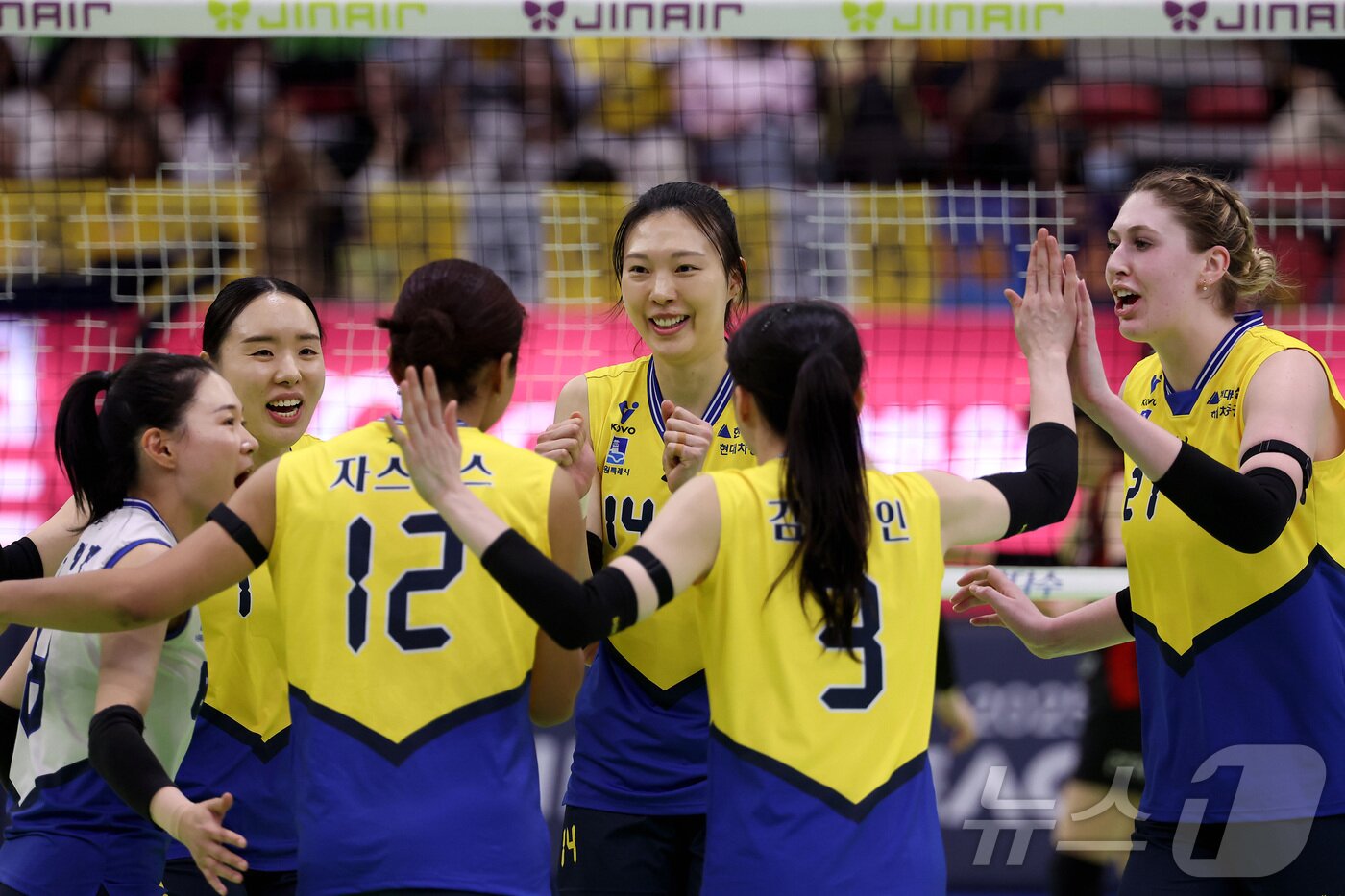 본문 이미지 - 현대건설 양효진이 8일 수원실내체육관에서 열린 진에어 2025-26 V-리그 프로배구대회 현대건설과 페퍼저축은행과의 경기에서 득점을 올린 후 선수들과 기뻐하고 있다. (현대건설 배구단 제공. 재판매 및 DB 금지) 2026.3.8 ⓒ 뉴스1