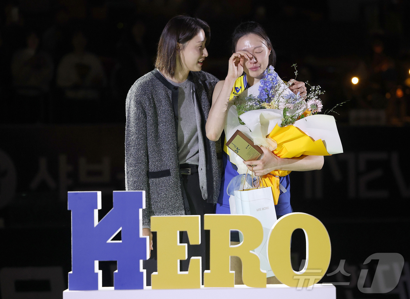 (서울=뉴스1) = 현대건설 양효진이 8일 수원실내체육관에서 열린 은퇴식에서 눈물을 흘리며 김연경에게 격려를 받고 있다. (현대건설 배구단 제공. 재판매 및 DB 금지) 2026. …