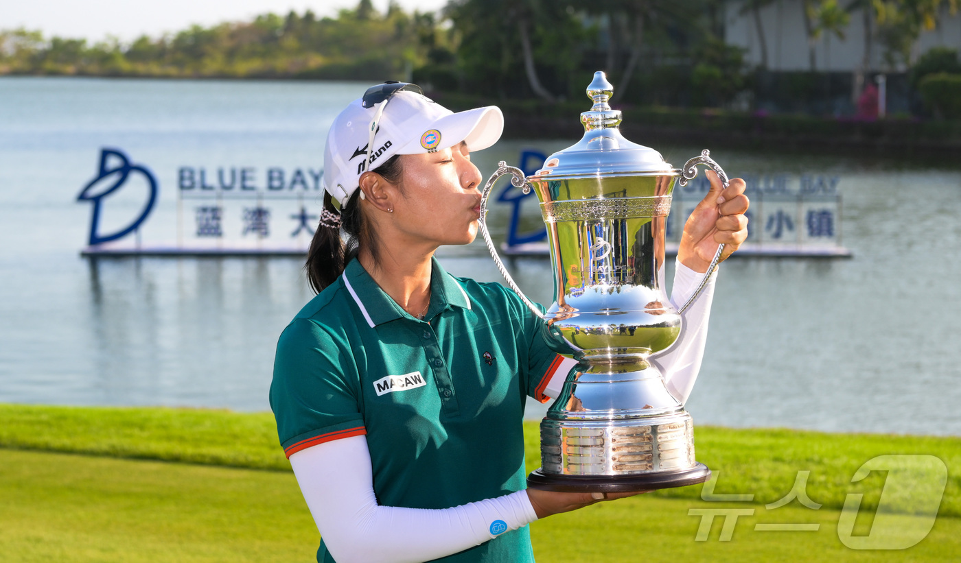 (신화=뉴스1) = 골퍼 이미향이 8일(현지시간) 중국 하이난성 랑수이에서 열린 블루베이 LPGA 최종 라운드에서 우승을 차지한 후 트로피를 들고 기념촬영을 하고 있다.이미향은 8 …