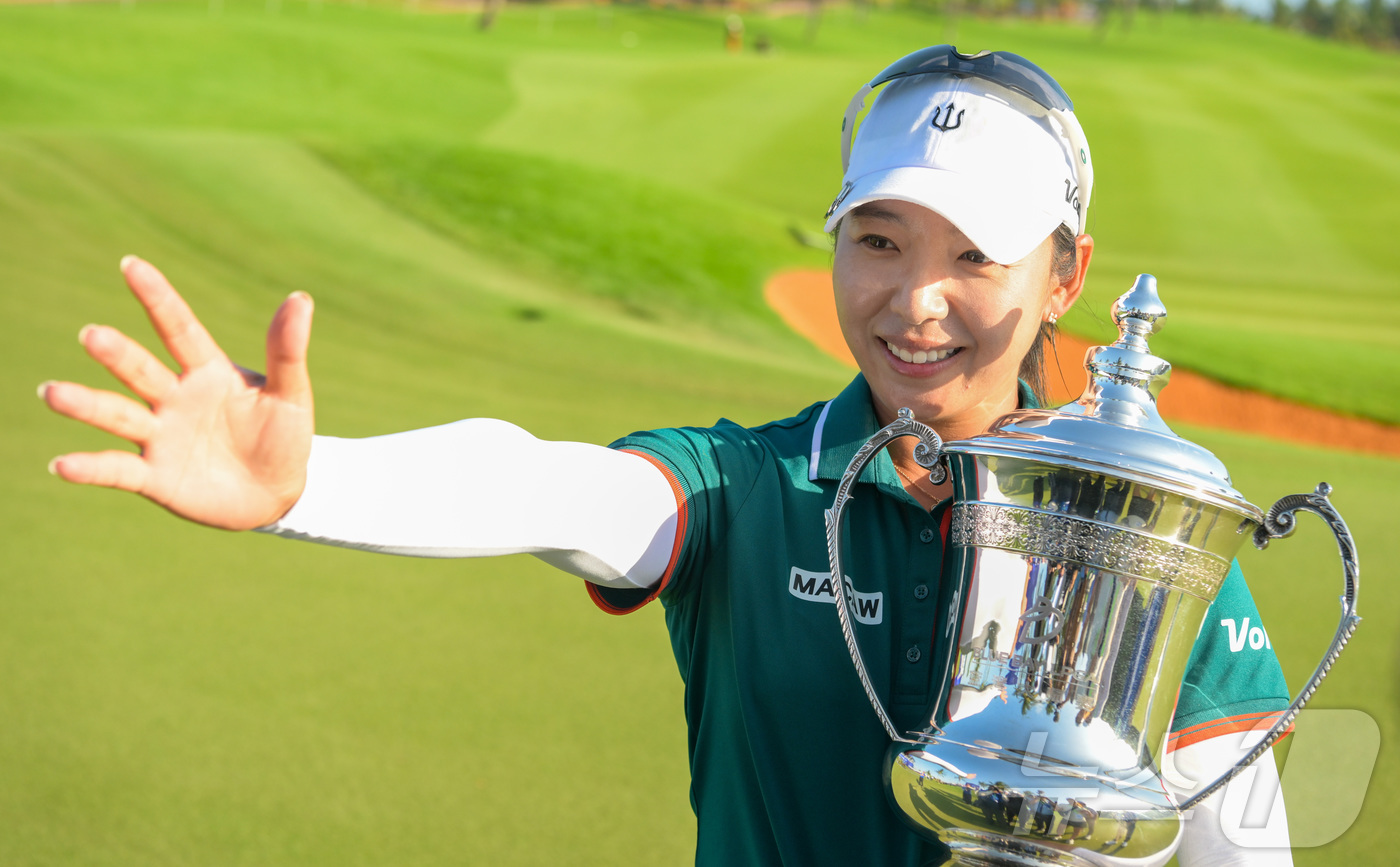 (신화=뉴스1) = 골퍼 이미향이 8일(현지시간) 중국 하이난성 랑수이에서 열린 블루베이 LPGA 최종 라운드에서 우승을 차지한 후 트로피를 들고 기념촬영을 하고 있다.이미향은 8 …