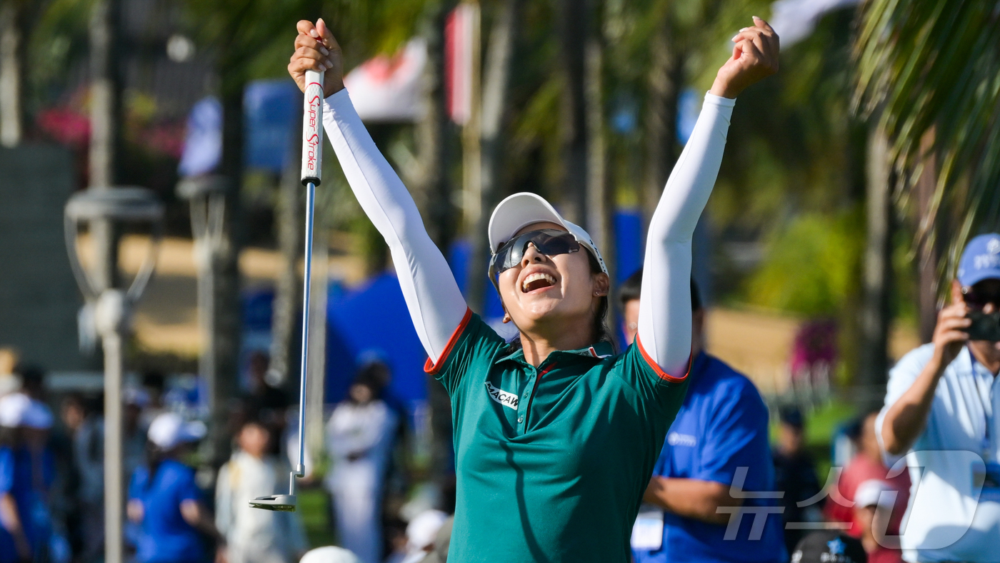 (신화=뉴스1) = 골퍼 이미향이 8일(현지시간) 중국 하이난성 랑수이에서 열린 블루베이 LPGA 최종 라운드에서 우승이 확정되자 환호하고  있다.이미향은 8일 중국 하이난성 젠레 …