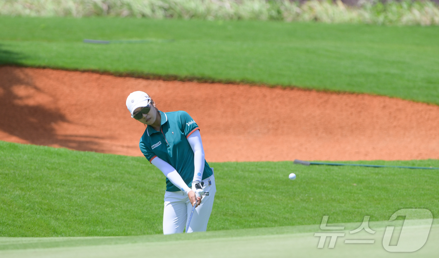 (신화=뉴스1) = 골퍼 이미향이 8일(현지시간) 중국 하이난성 랑수이에서 열린 블루베이 LPGA 최종 라운드에서 세컨샷을 하고 있다.이미향은 8일 중국 하이난성 젠레이크 블루베이 …