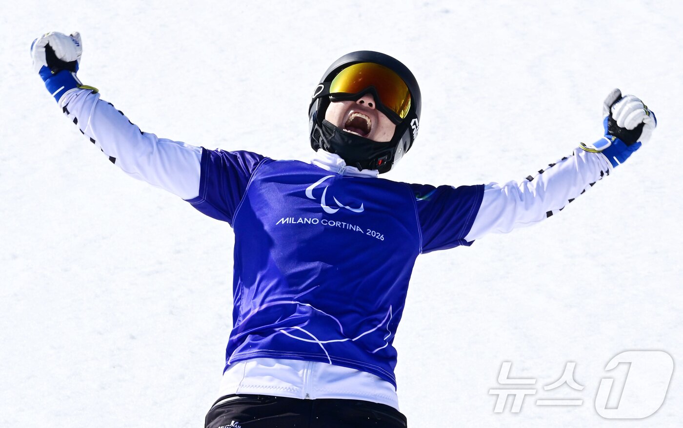 본문 이미지 - 8일(한국시간) 이탈리아 코르티나 파라 스노보드 파크 에서 열린 2026 밀라노·코르티나담페초 동계 패럴림픽 스노보드 남자 크로스에 출전한 이제혁이 동메달을 확보한 후 환호하고 있다. (대한장애인체육회 제공. 재판매 및 DB 금지) 2026.3.9 ⓒ 뉴스1