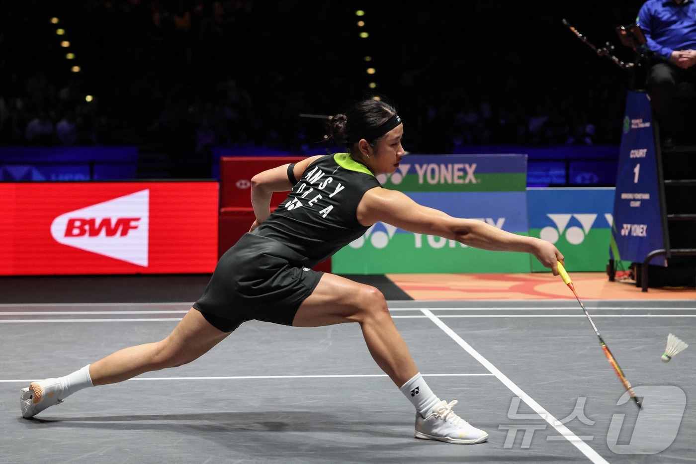 (AFP=뉴스1) = 배드민턴 안세영이 8일(한국시간) 영국 버밍엄의 유틸리타 아레나에서 열린 2026 세계배드민턴연맹(BWF) 월드투어 슈퍼 1000 전영오픈 결승 왕즈이와의 경 …
