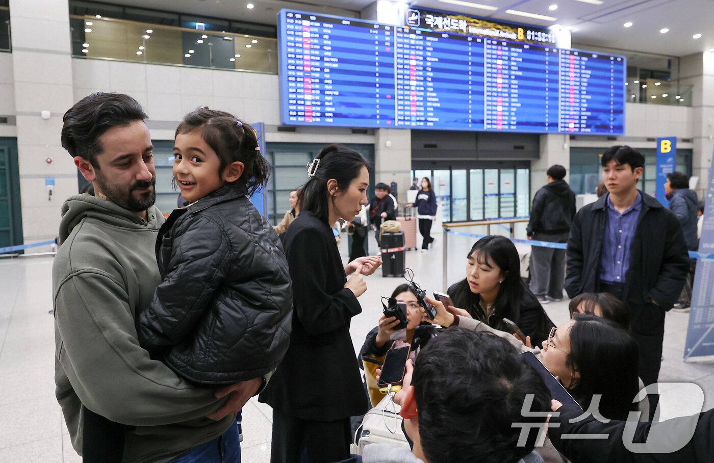 본문 이미지 - '중동 상황' 장기화로 인해 정부에서 추진한 전세기를 타고 아랍에미리트(UAE)에서 출발해 9일 새벽 인천국제공항을 통해 귀국한 승객들이 가족들과 포옹을 하고 있다. 2026.3.9 ⓒ 뉴스1 김성진 기자