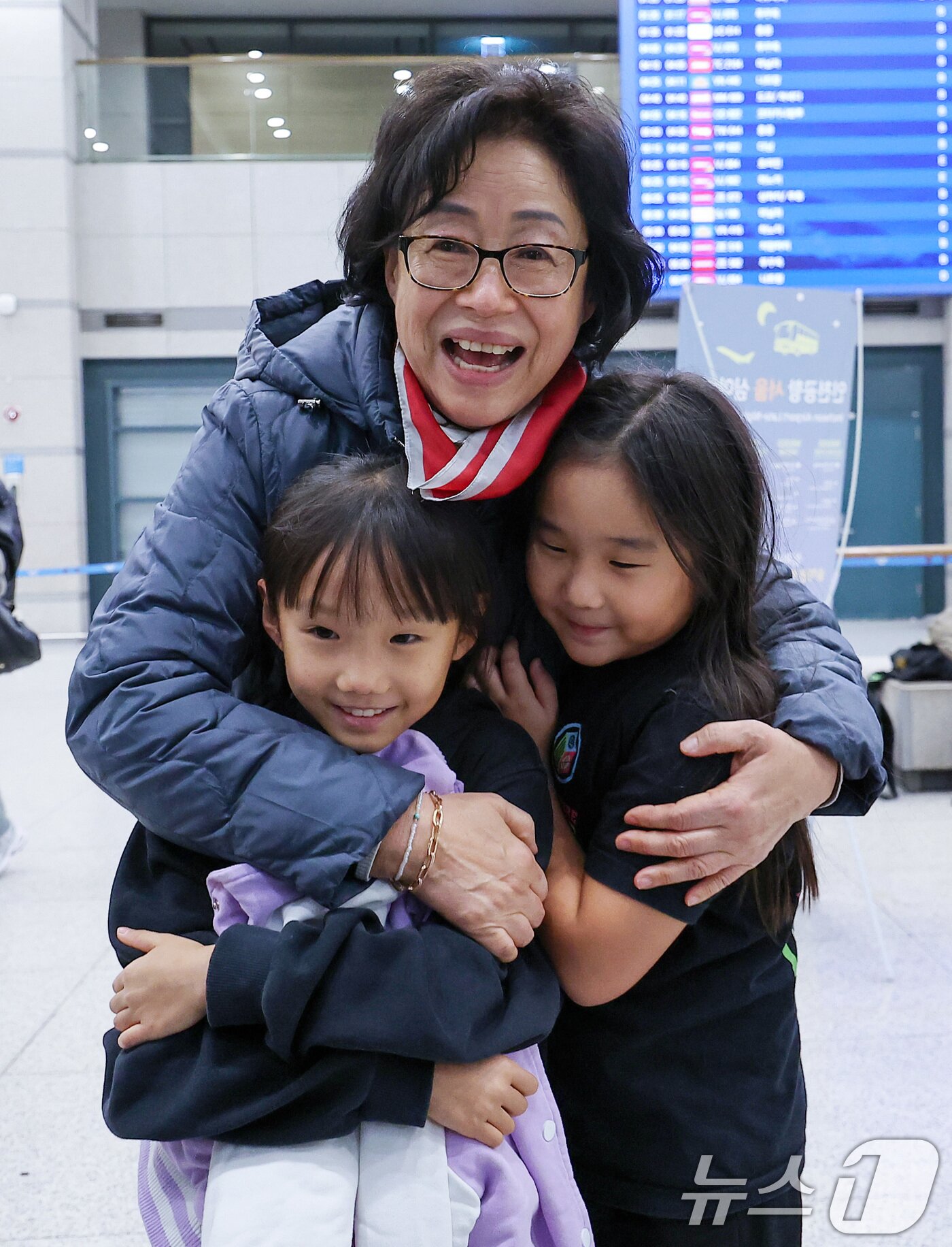 본문 이미지 - '중동 상황' 장기화로 인해 정부에서 추진한 전세기를 타고 아랍에미리트(UAE)에서 출발해 9일 새벽 인천국제공항을 통해 귀국한 승객들이 가족들과 포옹을 하고 있다. 2026.3.9 ⓒ 뉴스1 김성진 기자